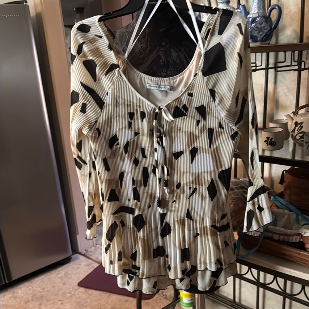 Women's Black and Cream Patterned Top